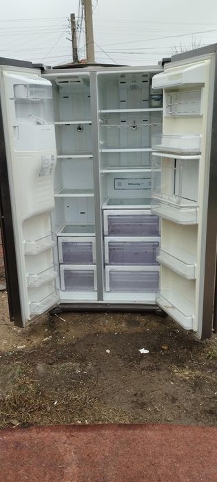 Продавам хладилник Samsung - двукрилен