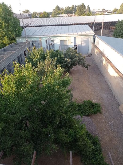 Продается 2-х этажный дом и одноэтажное здание.