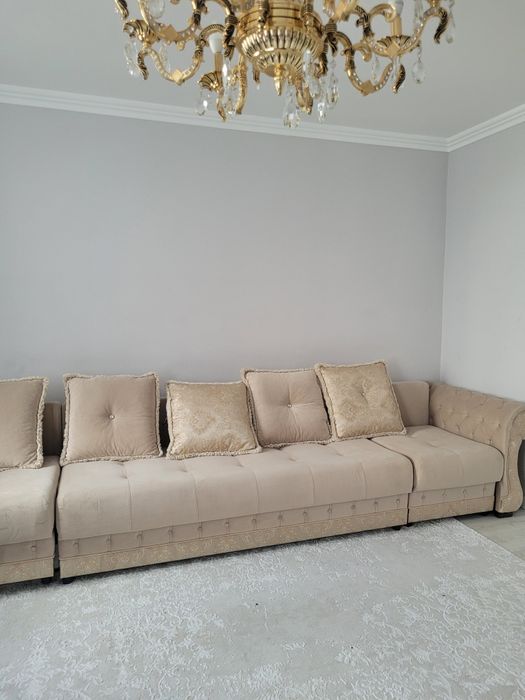 Продаю диван 4 метра, раскладывается.