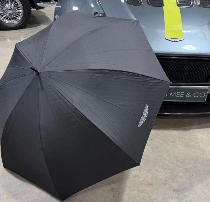 Vând umbrelă Aston Martin