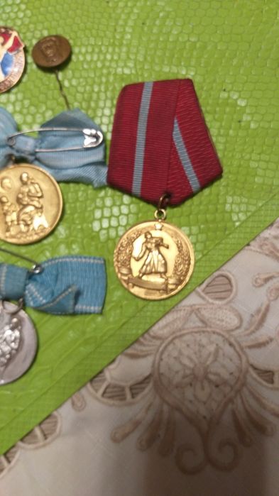 Продавам стари медали и ордени