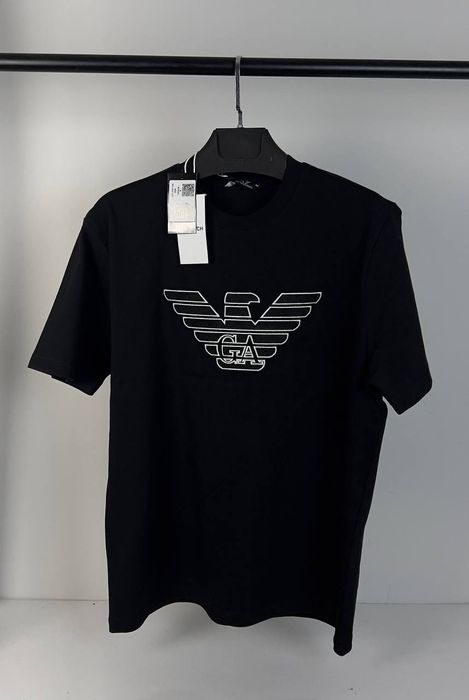 Emporio Armani тениски в черен вариант - ТОП модел за сезона ! ! !