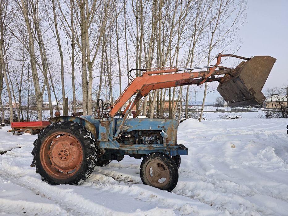 Tractor cu încărcător. Ford fordson.