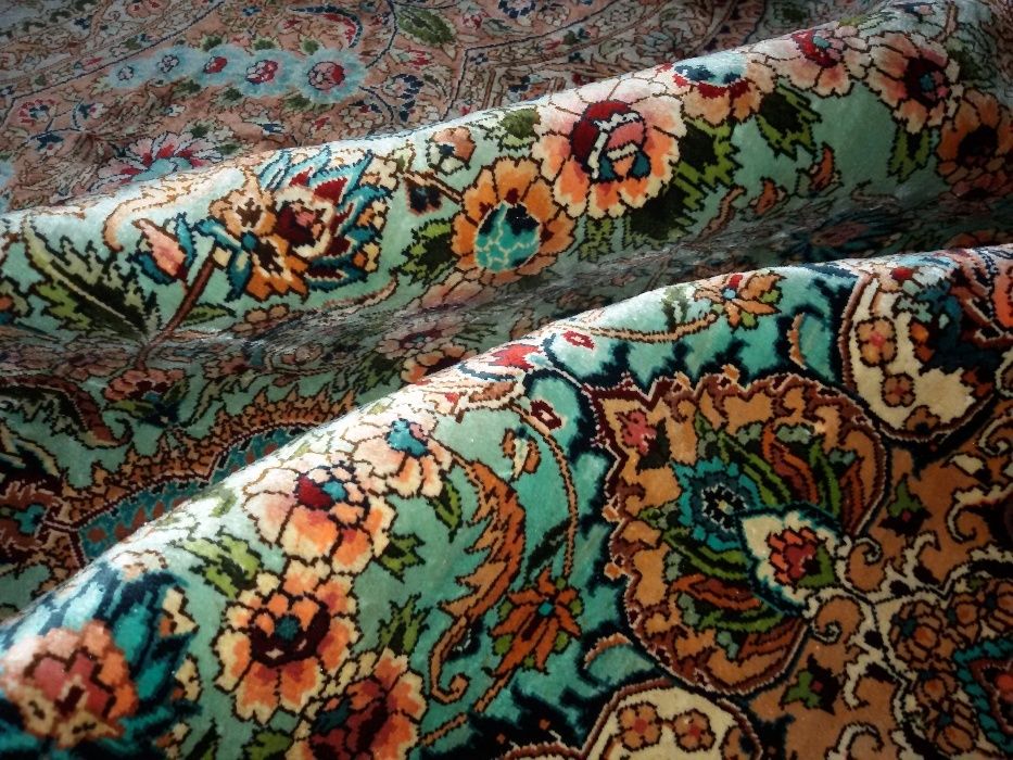 Иранский шелковый ковер