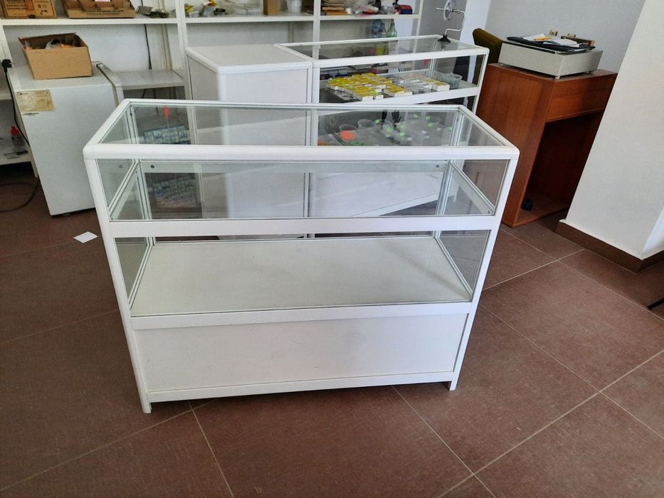 Стъклена витрина