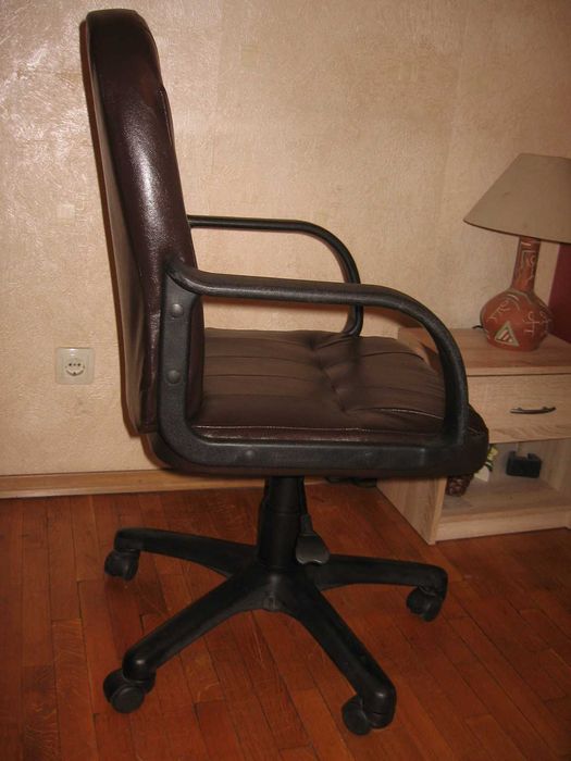 Продавам офис стол