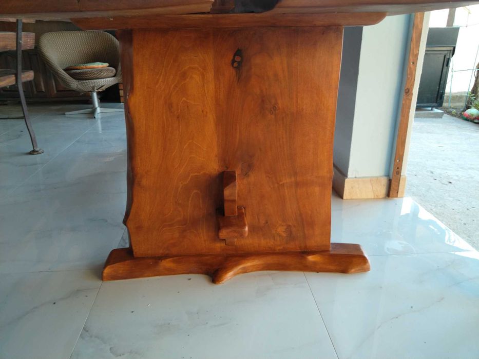 Маса от масив-орех