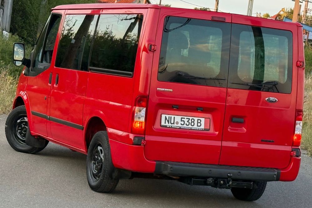 Ford Transit 2.2 TDCI 140cp 8+1 locuri