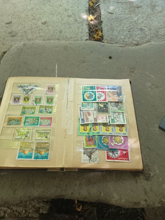 Vând 2 clasoare timbre foarte rare de colecție stare foarte buna