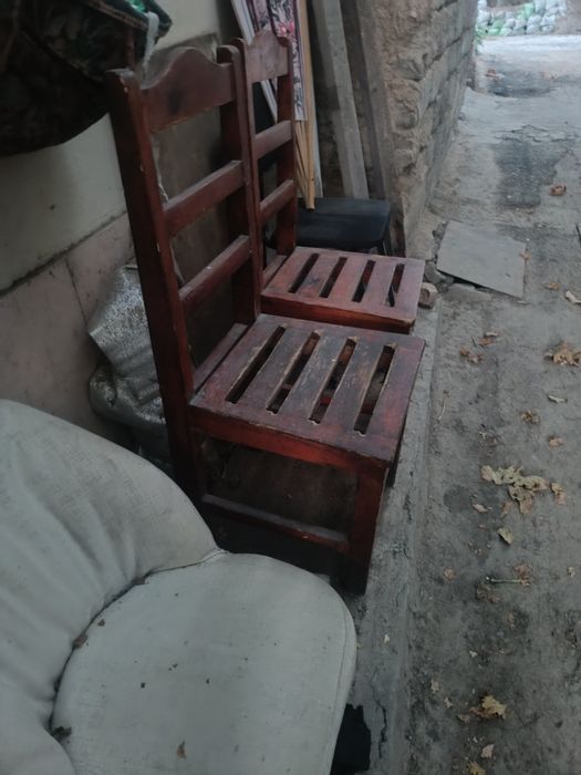 Продаются два крепких  деревянных стула стула