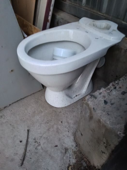 Продам унитаз в хорошем состоянии.