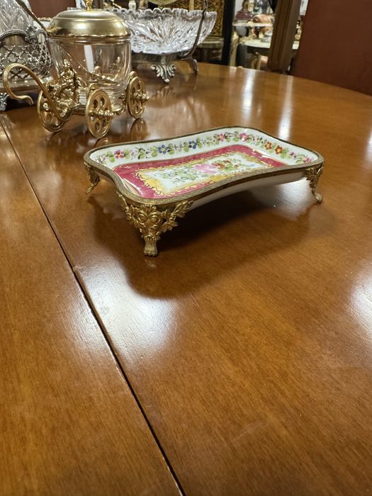 Bomboniera limoges din portelan pictat si elemente alama