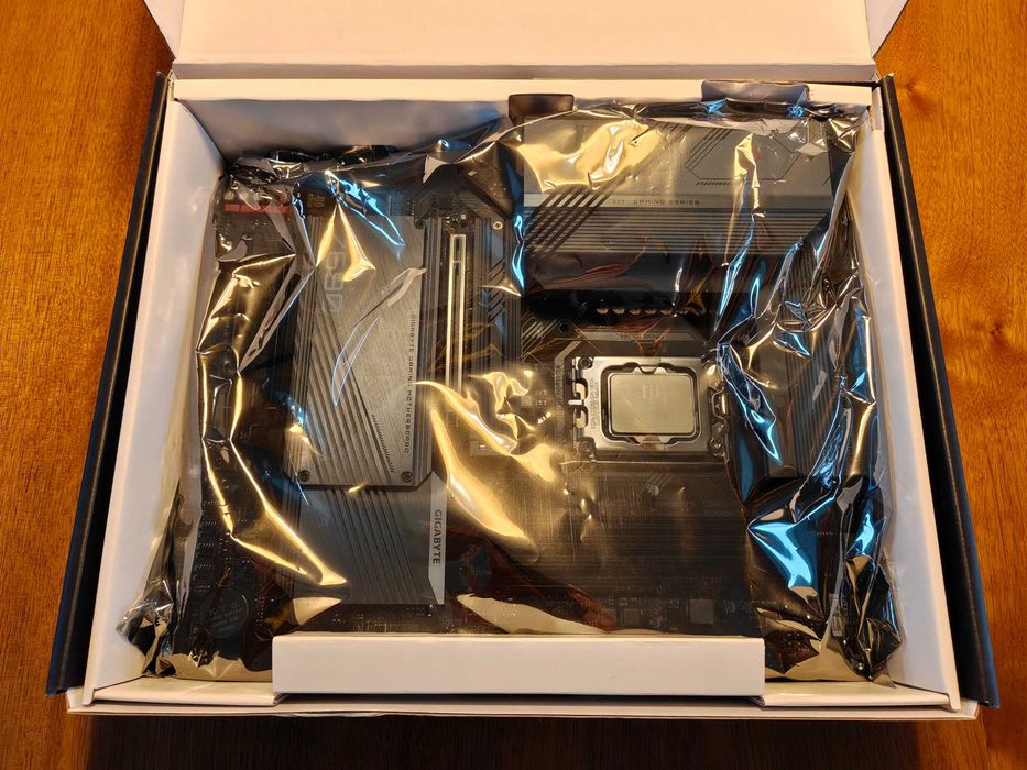 Procesor Intel 13700KF & Gigabyte Z690 Gaming X DDR5 (fara RAM)