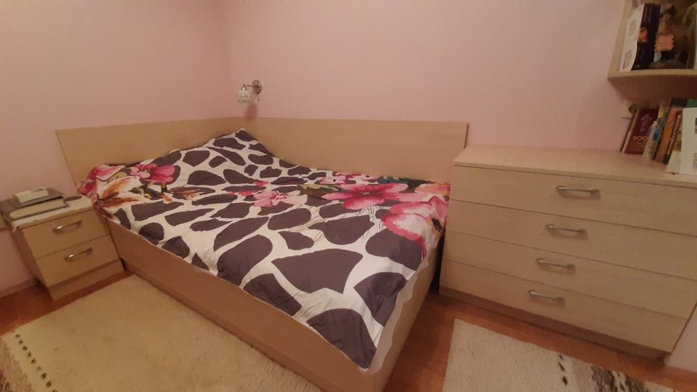 Предлагам обзавеждане на детска стая в много добро състояние с твърд м