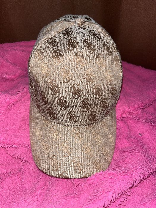 Sapca Guess ,conditie foarte buna, femei