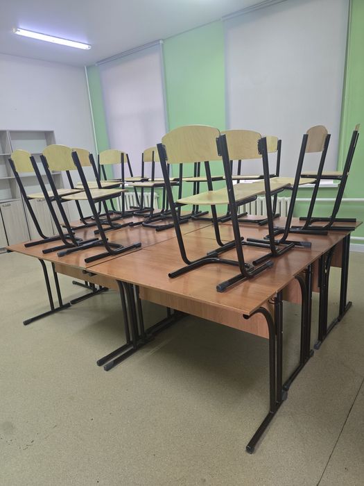 Школьные парты со стульями