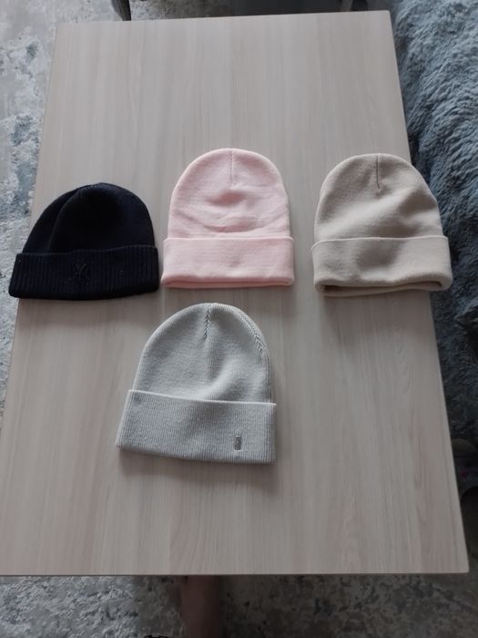 Продаю четыре шапки