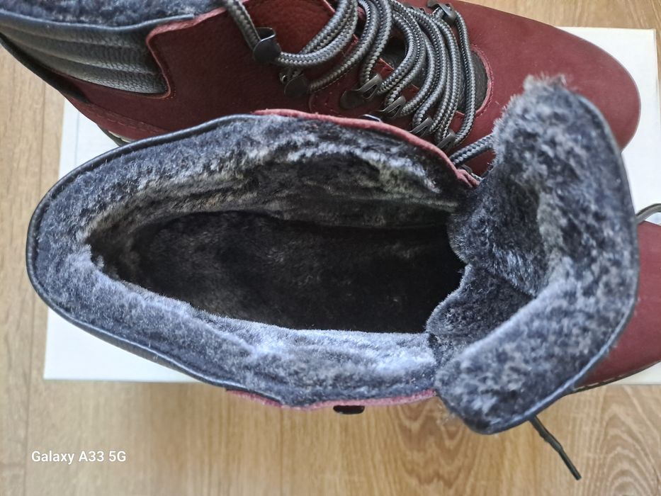 Vand ghete din piele naturala nabuc pentru bărbați. 
Interior îmblănit