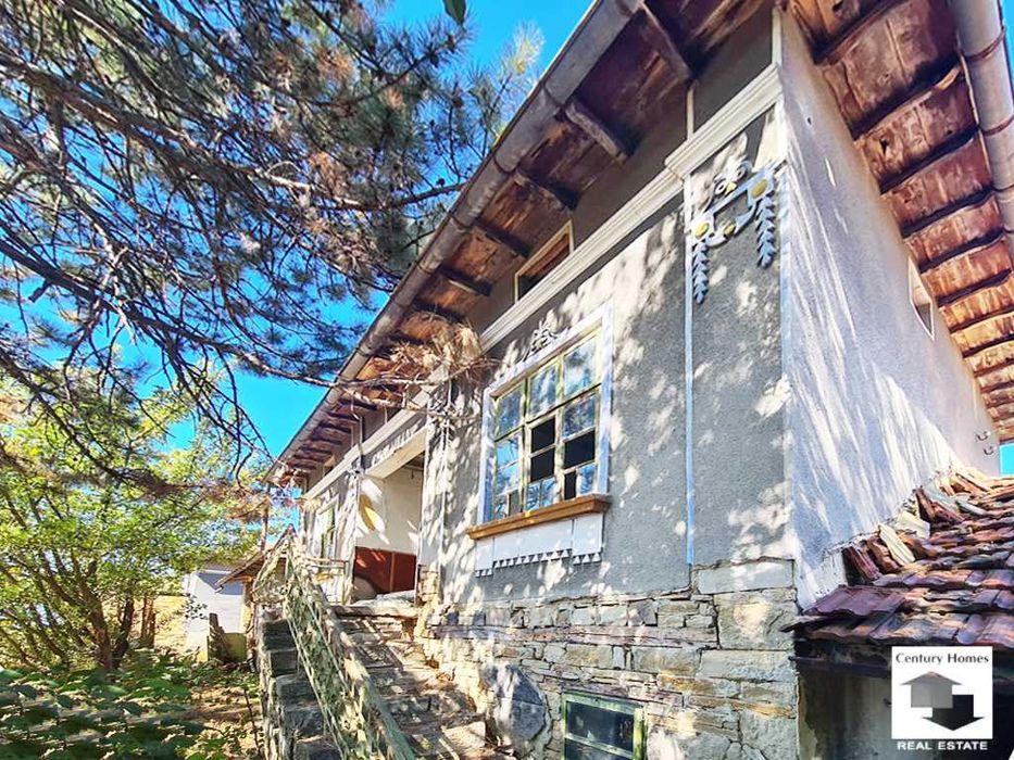 140325 Двуетажна къща с двор и стоп. постройки в с. Горна Липница