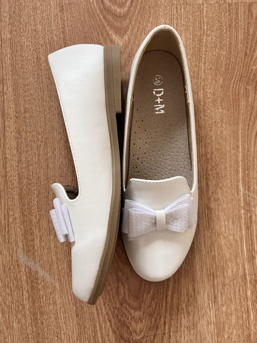 Продаю белые балетки с бантиком