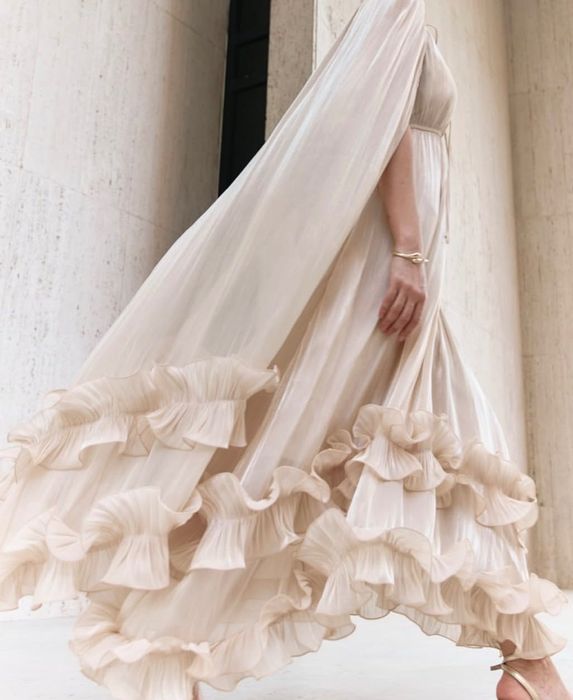 Изключителна рокля с волани официална