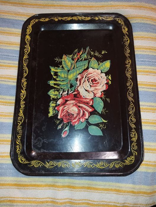 Сотилади железный поднос