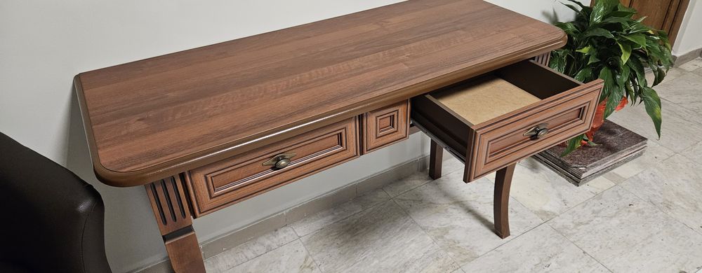 Маса с чекмеджета