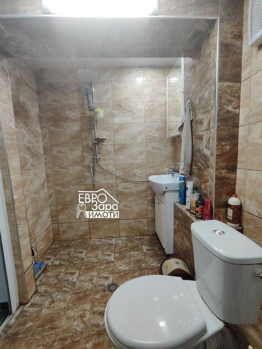 Масивна сграда за продажба – автосервиз плюс два жилищни имота