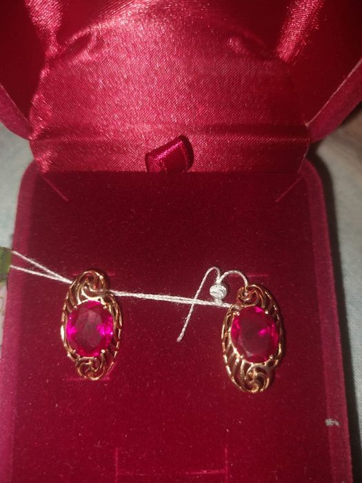 Продаю золотые  серьги