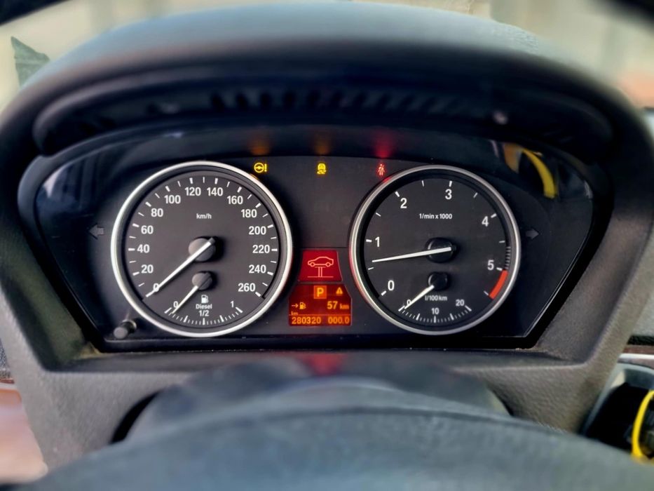 Vând BMW X5 din 2011 motorizare de 3000 diesel 
Dotări Faruri bi xenon
