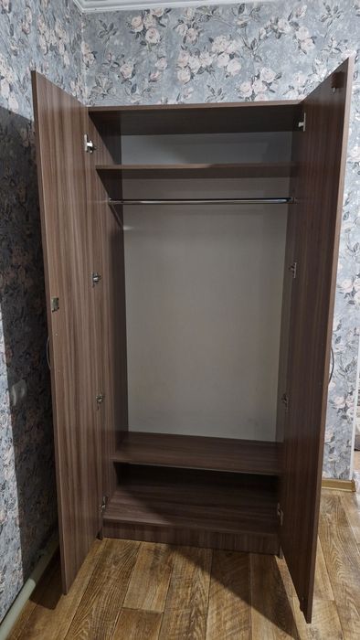 Шкаф и кровать с матрацем.