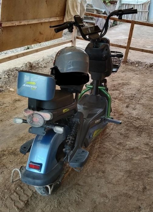 Skuter satiladi hamma yeri radnoy soz holatda
2024yil alingan 
5 Dona