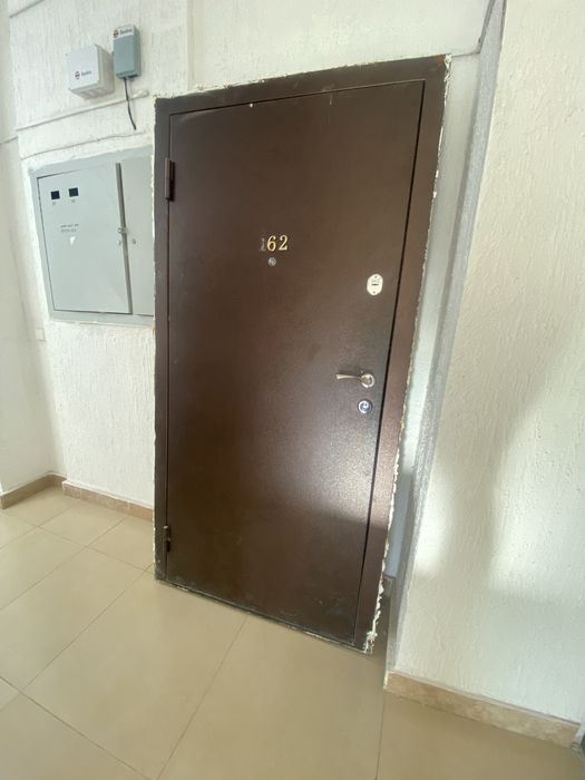 Темір есік сатамын. Жағдайы жақсы. Пәтерде тұрған. Размері 90 см.