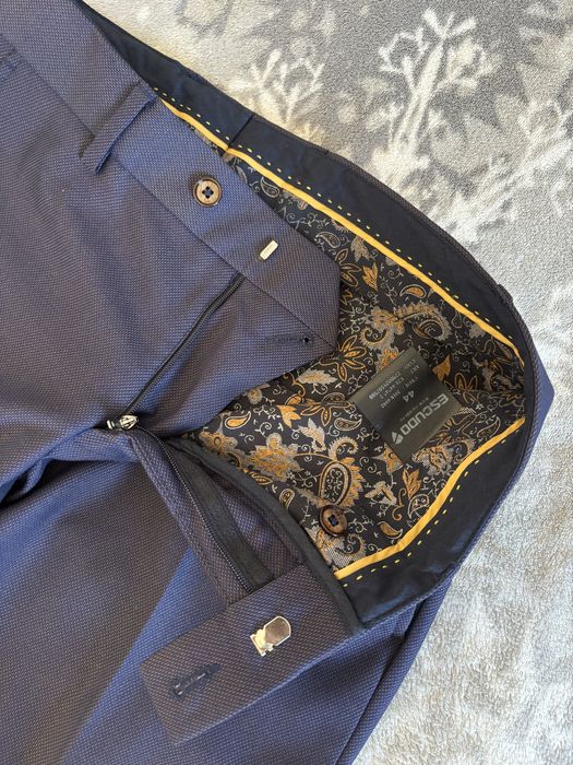 Costum pentru baieti potrivit pentru banchet