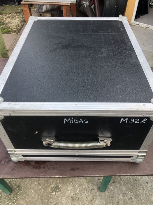 Mixer midas M32 R vine impreuna cu case.