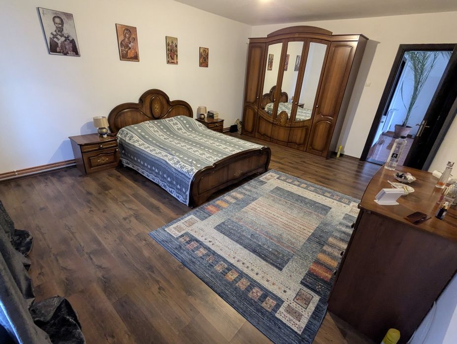 Vand casa cu etaj si teren