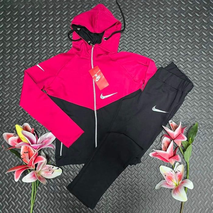 Екипи Nike различни