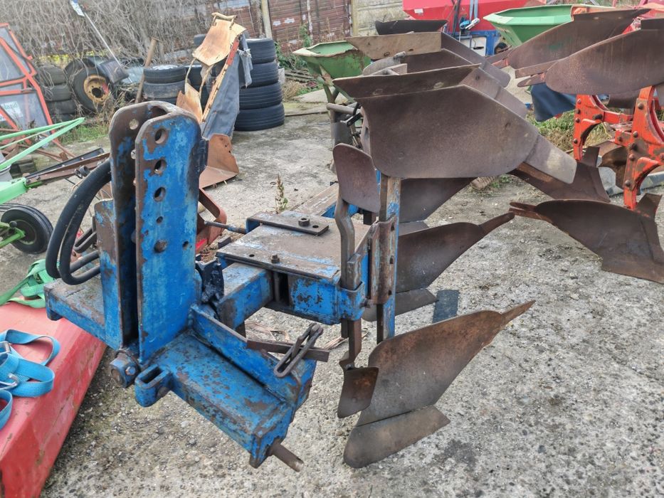 Plug reversibil hidraulic 3 brazde