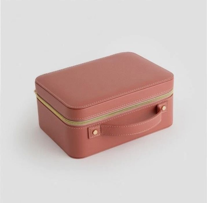 AVON LUXE VANITY CASE - луксозна козметична чанта с LED осветление