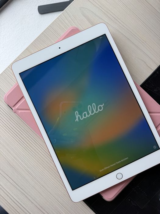 Apple ipad 8th. generation, rose gold.