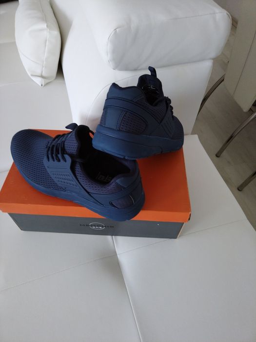 Vând pantofi sport noi nouti calitate, marimea 40.