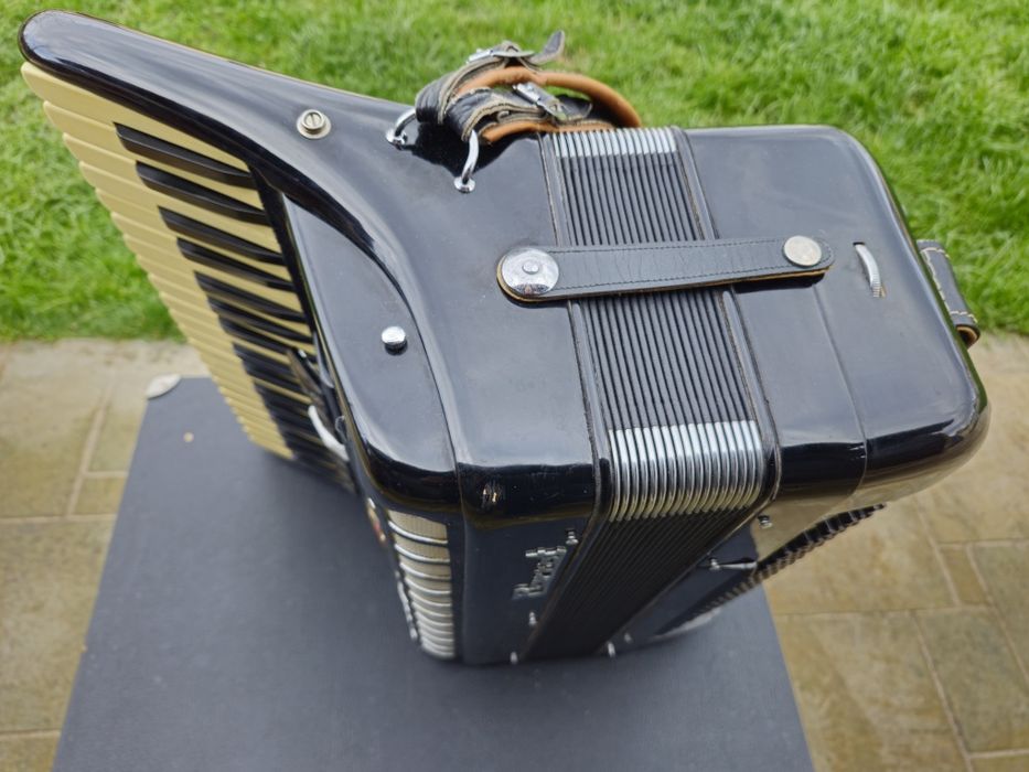Acordeon  Parrot   cu  96 de basi. negru