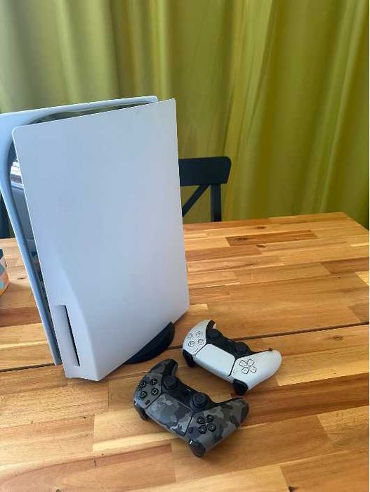 Vand Playstation 5 cu 2 manete