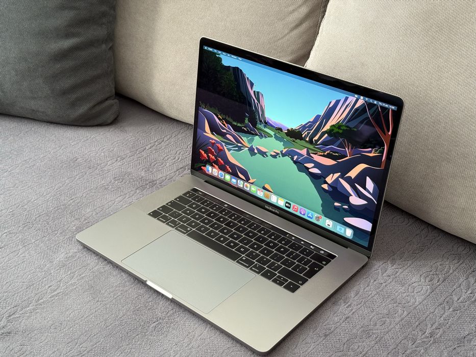 15.4'Macbook Pro 15 2018 Touchbar/Core i7/16GB DDR4/Radeon 555X/256GB