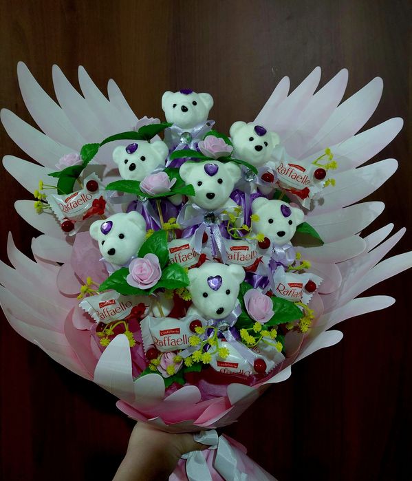 Новые букеты из мишек и рафаелло