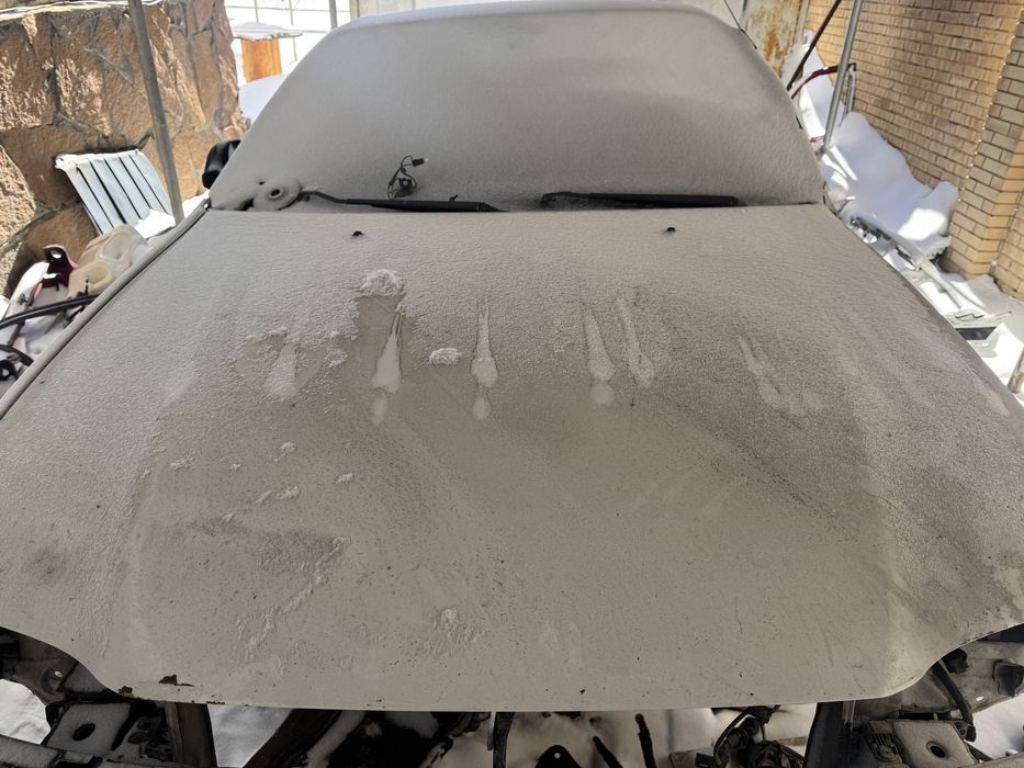 Капот Тойота карина е оригинал