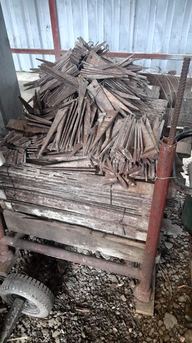 Montanți . spade .fluturași