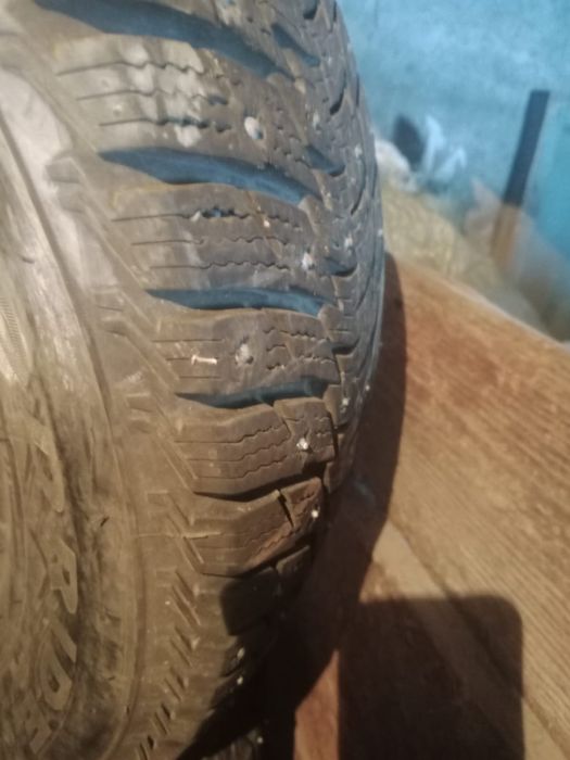 Продам зимние шины с шипами