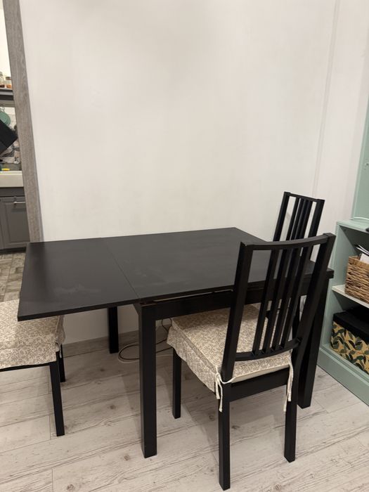 Vand masa lemn ikea si 4 scaune