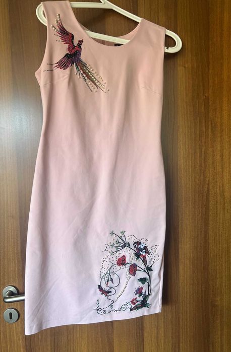Страхотна рокля с бродерия в бледо розово и лилаво